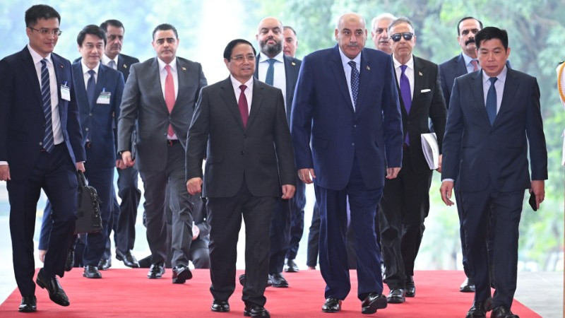 Thủ tướng Phạm Minh Chính đón Chủ tịch Hạ viện Jordan Mazen Turki El Qadi.