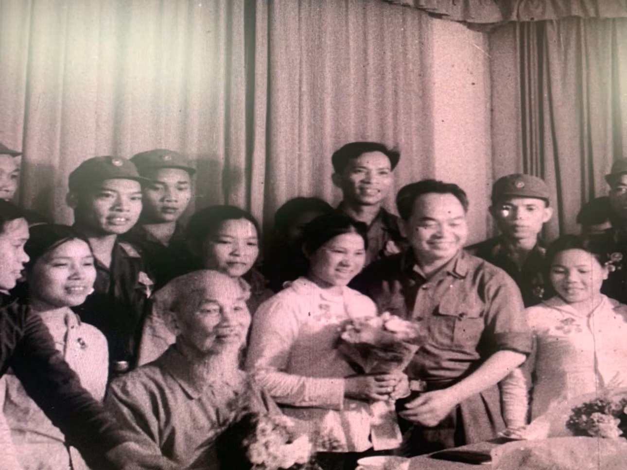 Tiểu đội trưởng Tiểu đội nữ dân quân du kích Kỳ Phương Tưởng Thị Diên (người cầm hoa) vinh dự được gặp Bác Hồ và Đại tướng Võ Nguyên Giáp ngày 15/5/1969.