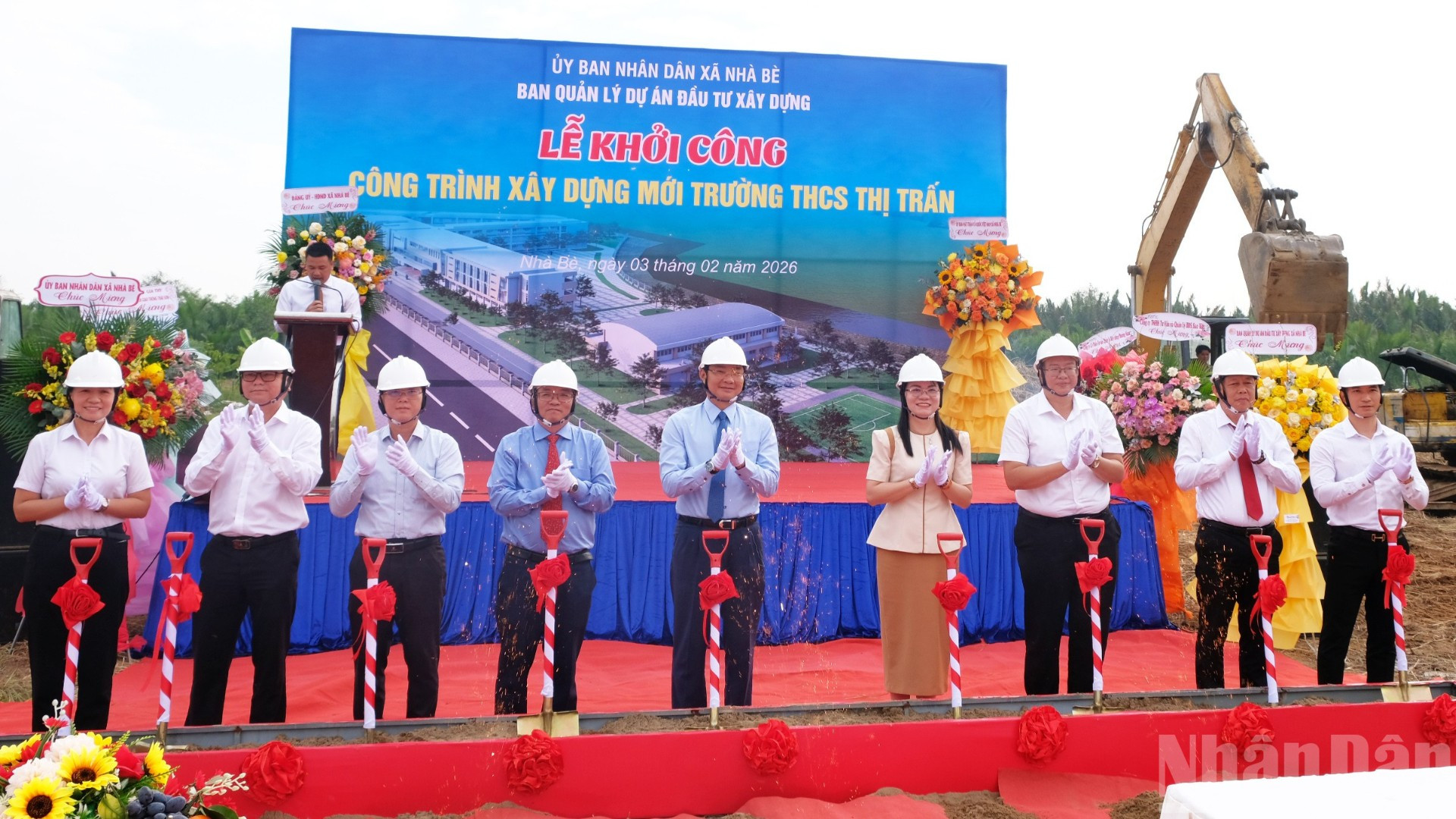 Các đại biểu thực hiện nghi thức khởi công dự án xây dựng Trường trung học cơ sở thị trấn Nhà Bè.