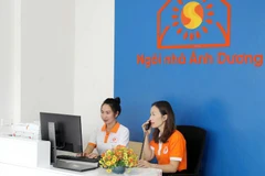 Cán bộ công tác xã hội của Ngôi nhà Ánh Dương tại tỉnh Hòa Bình (cũ) trực điện thoại tư vấn, hỗ trợ phụ nữ và trẻ em gái bị bạo lực trên cơ sở giới. (Ảnh UNFPA)