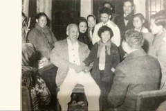 Bác Hồ đến thăm gia đình ông Bùi Hưng Gia (ngồi). Bên trái Bác Hồ là bà Bùi Tuệ Tâm, người mặc quân phục sau lưng là ông Bùi Quang Rực, sau lưng Bác Hồ là bà Bùi Bích Từ. (Ảnh tư liệu)