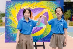 Các em học sinh bên bức tranh “Chấm & Chạm” của dự án. (Ảnh ĐÔNG THI)
