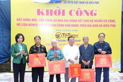 Lãnh đạo Mặt trận Tổ quốc thành phố Hà Nội tặng quà các gia đình khó khăn tại thôn Cấn Thượng, xã Kiều Phú, Hà Nội, tháng 10/2025. (Ảnh: hanoi.gov.vn)