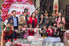 Lãnh đạo Quỹ Bảo trợ trẻ em Việt Nam, đại diện Everpia tặng quà học sinh Trường mầm non Minh Khai, tỉnh Lạng Sơn, nhân dịp Tết Nguyên đán 2026. (Ảnh BTC)