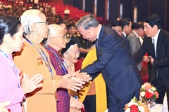 Tổng Bí thư Tô Lâm và các đồng chí lãnh đạo Đảng, Nhà nước thăm hỏi các Bà mẹ Việt Nam Anh hùng, người có công, nhân chứng lịch sử tiêu biểu tại chương trình Gặp mặt.