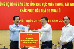 Lãnh đạo Bộ Nội vụ ủng hộ đồng bào các tỉnh khu vực miền trung và Tây Nguyên khắc phục hậu quả do mưa lũ. (Ảnh Moha)