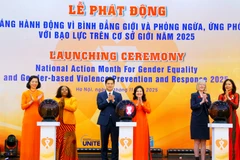Các đại biểu thực hiện nghi thức phát động Tháng hành động vì bình đẳng giới và phòng ngừa, ứng phó với bạo lực trên cơ sở giới năm 2025.