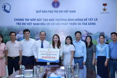 Đại diện Quỹ Bảo trợ trẻ em Việt Nam tiếp nhận tài trợ. (Ảnh NFVC)