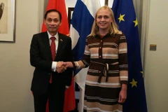 Bí thư Trung ương Đảng, Quyền Bộ trưởng Ngoại giao Lê Hoài Trung và Bộ trưởng Ngoại giao Phần Lan Elina Valtonen. (Ảnh HIỀN HÒA) 