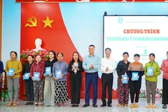 Tặng 1.000 thẻ bảo hiểm y tế cho người dân có hoàn cảnh khó khăn trên địa bàn quản lý của Bảo hiểm xã hội cơ sở Hoài Nhơn, Gia Lai. (Ảnh: BTC)