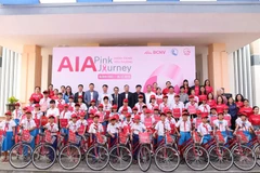 Ban tổ chức Chương trình “Hành trình yêu thương” trao tặng xe đạp cho trẻ em có hoàn cảnh khó khăn tại Quảng Ngãi. (Ảnh BTC)