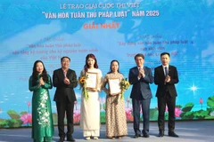 Các đại biểu và đại diện Ban tổ chức trao giải cho hai tác giả đoạt giải Nhất của cuộc thi.