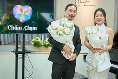 Tác giả bức tranh - họa sĩ Trương Vũ Trung (trái) chia sẻ về chương trình và nghệ sĩ piano Hoa Ngọc Hà. (Ảnh: NGUYỄN HÒA)