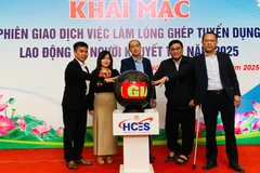 Các đại biểu nhấn nút khai mạc chương trình.