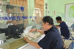 Người dân đến làm thủ tục hành chính tại điểm tiếp nhận xã Canh Vinh, tỉnh Gia Lai. (Ảnh: PHÚC THẮNG)