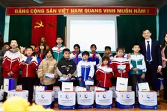 Thứ trưởng Y tế Nguyễn Tri Thức cùng các đại biểu trao quà cho trẻ em tại chương trình. (Ảnh BTC)