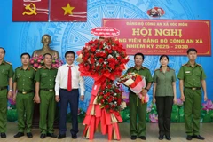 Chủ tịch Ủy ban nhân dân xã Hóc Môn Trần Văn Chiến tặng hoa chúc mừng Hội nghị Đảng viên Đảng bộ Công an xã nhiệm kỳ 2025-2030.
