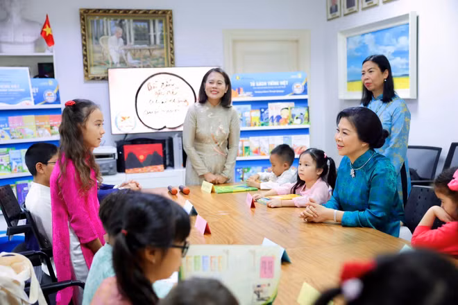 Phu nhân Ngô Phương Ly thăm lớp học Lạc Hồng vào sáng 30/5.