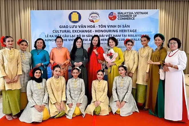 Áo dài bắc chiếc cầu nối giao lưu văn hóa, tôn vinh di sản Việt Nam-Malaysia.