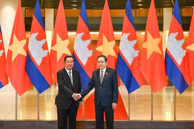 Chủ tịch Quốc hội Trần Thanh Mẫn và Chủ tịch Thượng viện Campuchia Hun Sen. (Ảnh: Duy Linh)