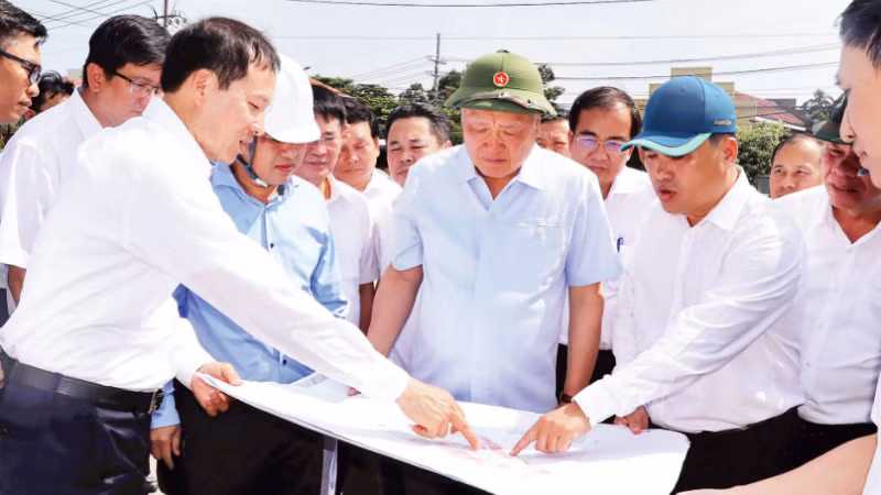 Ủy viên Bộ Chính trị, Phó Thủ tướng Thường trực Chính phủ Nguyễn Hòa Bình và Đoàn công tác Ban Chỉ đạo 751 khảo sát việc di dời chuyển đổi công năng Khu công nghiệp Biên Hòa 1.