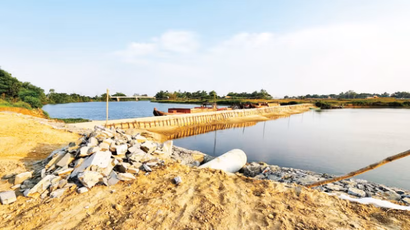 Đập thời vụ ngăn mặn trên sông Vĩnh Điện ở phường Điện Bàn Đông, thành phố Đà Nẵng