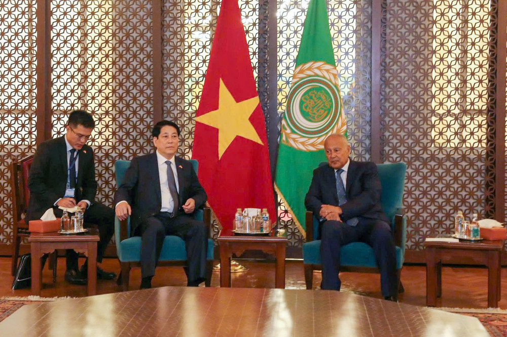 Chủ tịch nước Lương Cường gặp ngắn Tổng thư ký Liên đoàn Arab. (Ảnh: XUÂN KỲ) z6872235884055-c5da3c80b8d138d79e33d7e418aa72de.jpg