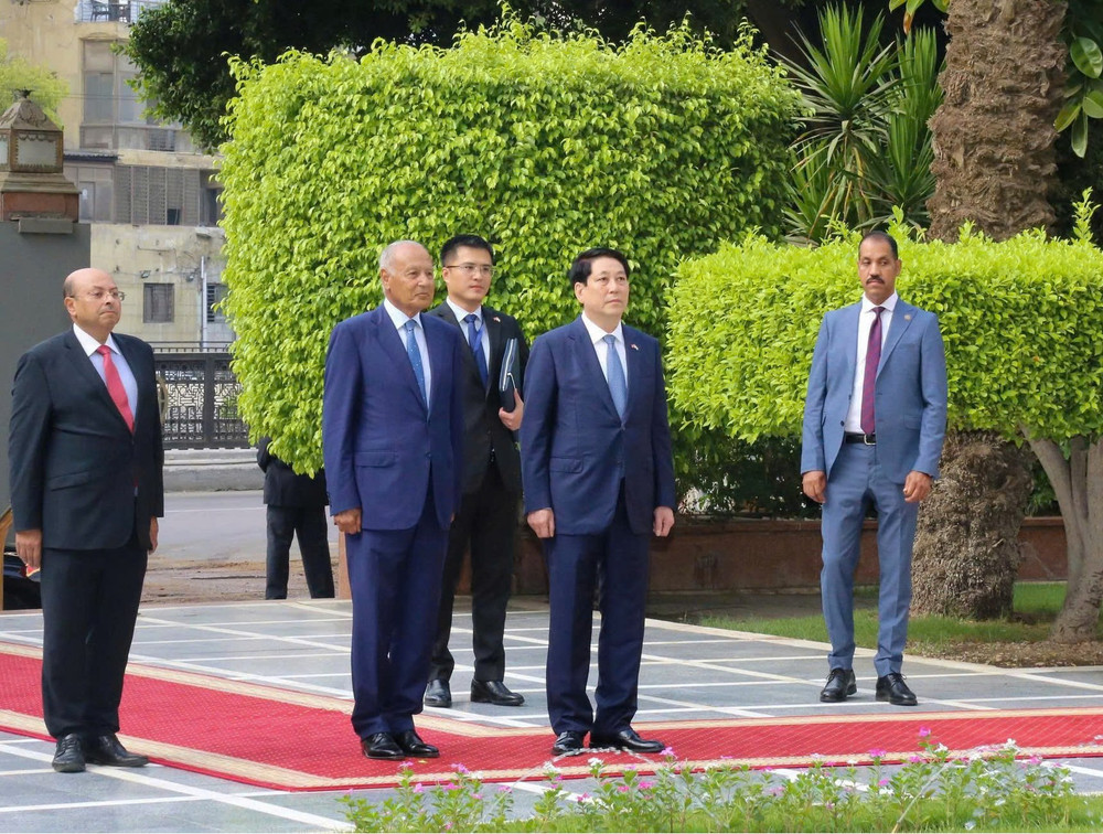 Chủ tịch nước Lương Cường và Tổng thư ký Liên đoàn Arab chứng kiến lễ thượng cờ Việt Nam-Liên đoàn Arab. (Ảnh: XUÂN KỲ) z6872235884052-90497c69316970d09801a8765c14fd18.jpg