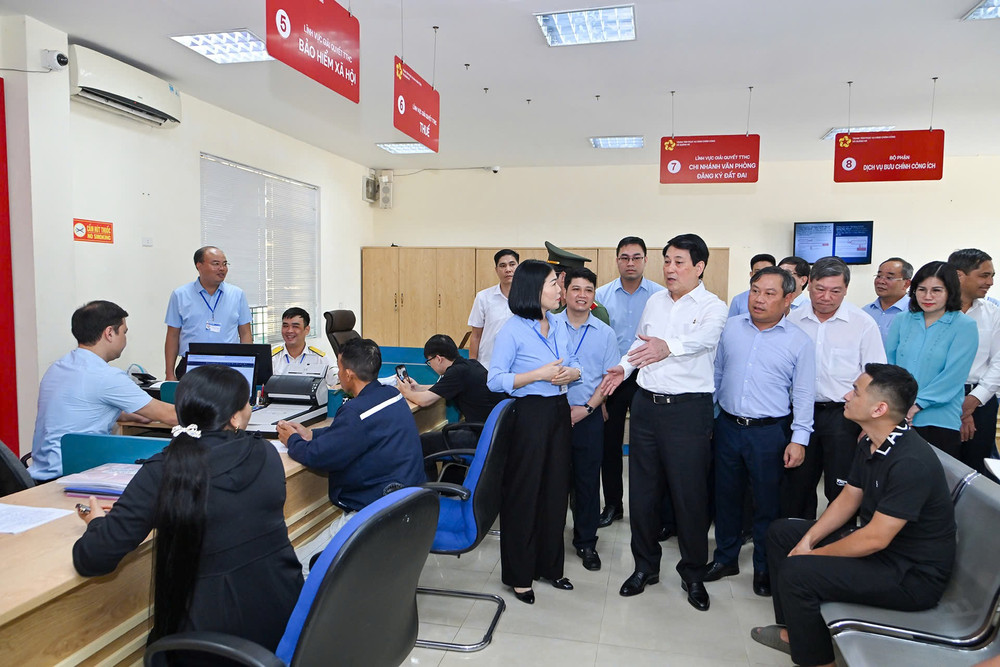 Chủ tịch nước Lương Cường thăm và kiểm tra hoạt động tại Trung tâm Phục vụ hành chính công xã Quảng Hà. z6851748006818-821ce43de6e34f0ebe0cc0b085733fbb.jpg