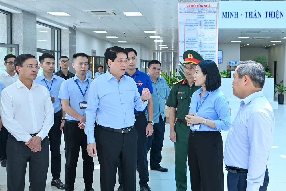 Chủ tịch nước Lương Cường đã thăm và kiểm tra Trung tâm Phục vụ hành chính công một cấp trực thuộc Ủy ban nhân dân tỉnh Quảng Ninh. z6852634451218-89940a0a2c147f7a3544c7660ba1da36.jpg