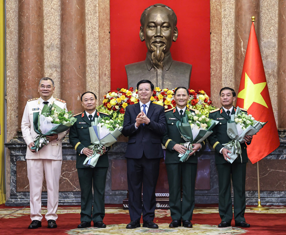 Phó Thủ tướng Mai Văn Chính tặng hoa chúc mừng các đồng chí được thăng quân hàm, cấp bậc hàm. z6863498316230-b0cc02cf43166e87dcff91d3fc3e3c01.jpg