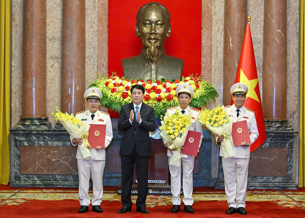 Chủ tịch nước Lương Cường trao quyết định thăng cấp bậc hàm Thượng tướng cho lãnh đạo Bộ Công an. (Ảnh: XUÂN KỲ-THỦY NGUYÊN)