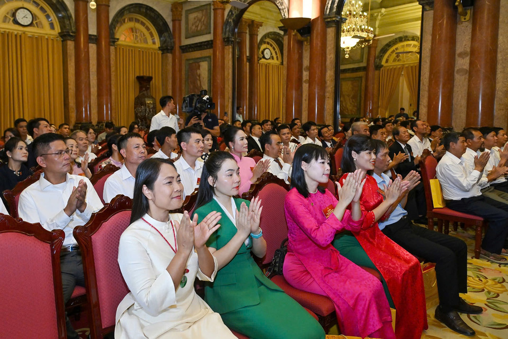 Các nghệ nhân dự buổi gặp mặt. z6691121868421-7b4c9bfdb5f907674a183f5b6b4a8d3f.jpg