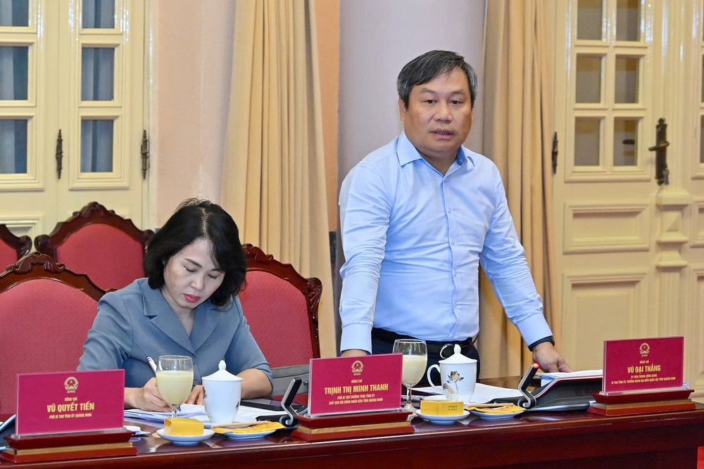 Bí thư Tỉnh ủy Quảng Ninh báo cáo tại buổi làm việc. z6673113031989-2690cec8659070389bfb064c0cbe4447.jpg