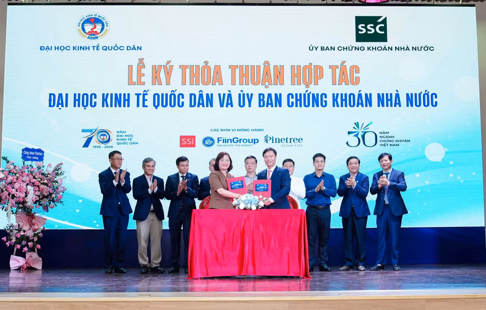 Lãnh đạo Đại học Kinh tế Quốc dân và Ủy ban Chứng khoán Nhà nước ký thỏa thuận hợp tác 