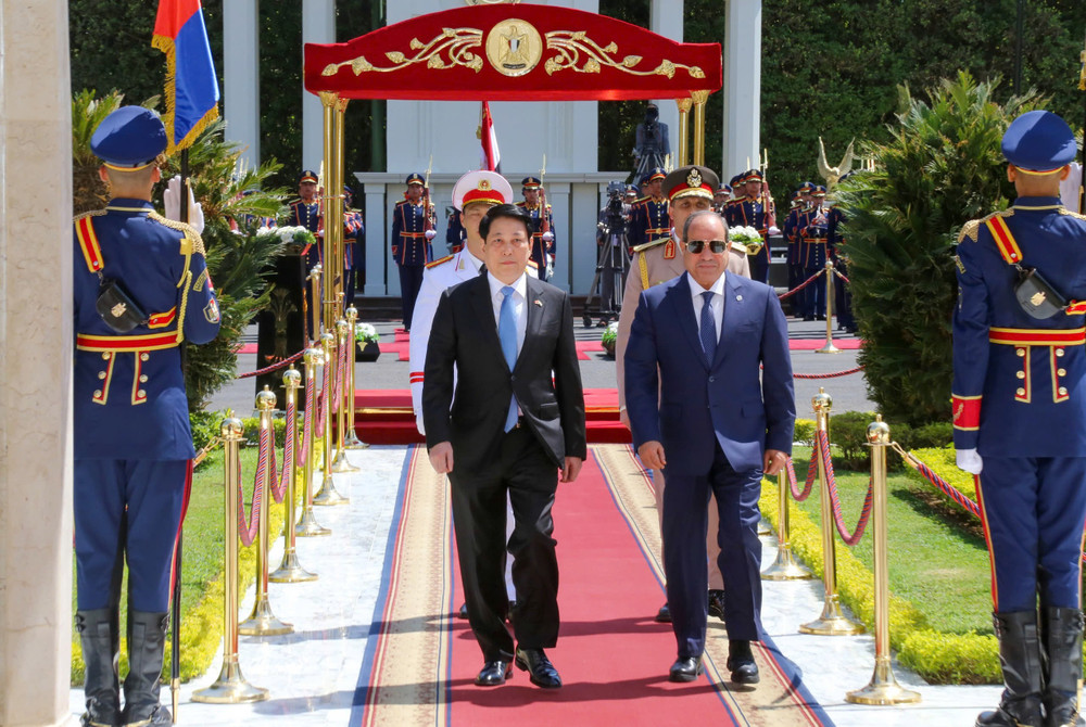 Chủ tịch nước Lương Cường và Tổng thống Abdel Fattah Al-Sisi tại lễ đón. (Ảnh: XUÂN KỲ) z6876168906821-5bc0cd94a19d746c5680d0e0cd004b27.jpg