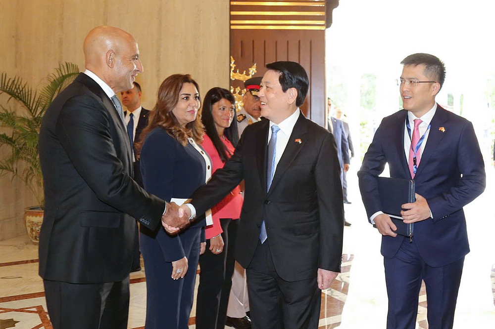Chủ tịch nước Lương Cường và các đại biểu chính thức Ai Cập tại Lễ đón. (Ảnh: XUÂN KỲ) z6876187733382-d714547f23716050b26a33f12c099f84.jpg