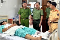 Đại tá Nguyễn Tường Vũ (bên trái) đến thăm hỏi, động viên Trung tá Nguyễn Hoàng Trung đang điều trị tại Bệnh viện Chấn thương chỉnh hình Thành phố Hồ Chí Minh.