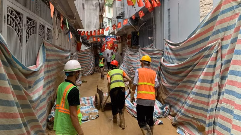 [Ảnh] Sự cố phun bùn tiếp tục tái diễn tại ngõ 7 phố Giang Văn Minh