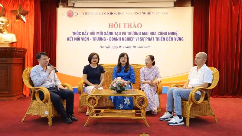 Các đại biểu trao đổi tại hội thảo.