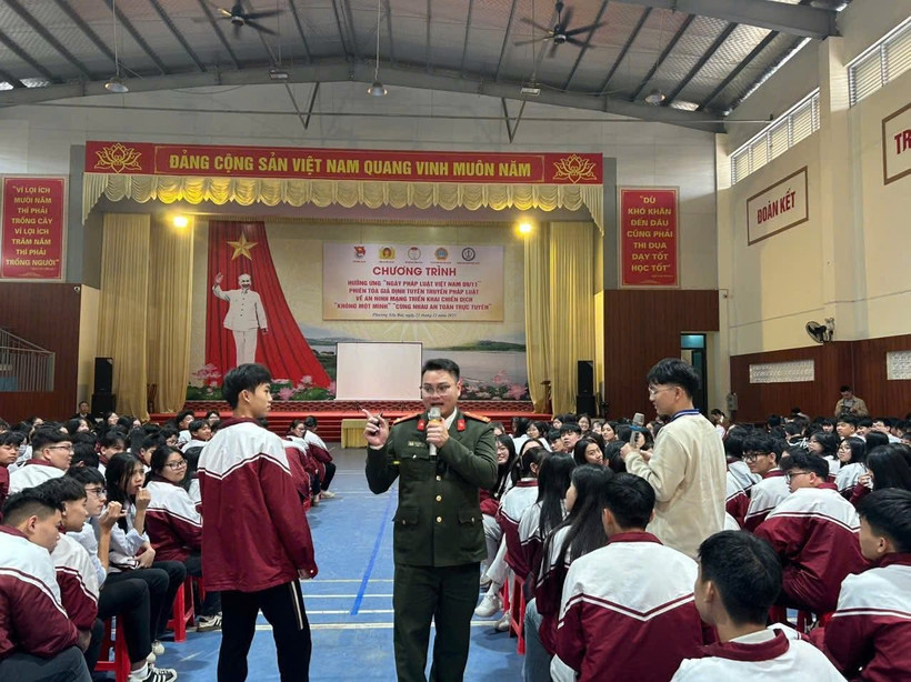 Tuyên truyền phổ biến pháp luật trong học sinh, sinh viên. Ảnh: Công an tỉnh Lào Cai
