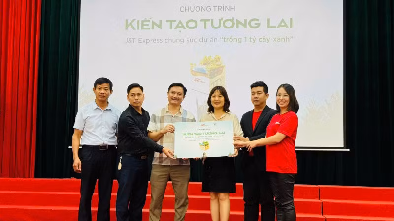 Đại diện Trung tâm Truyền thông tài nguyên và môi trường, Bộ Nông nghiệp và Môi trường và Công ty J&T Express trao bảng tượng trưng tặng cây xanh cho đại diện Ủy ban nhân dân phường Thanh Liệt, Hà Nội.