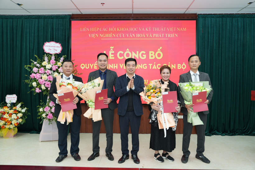 Trao quyết định cho các đồng chí được bổ nhiệm.