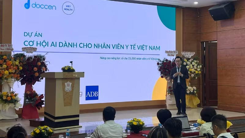 Bác sĩ Nguyễn Đình Nguyên, Giám đốc dự án giới thiệu khóa học cho nhân viên y tế.