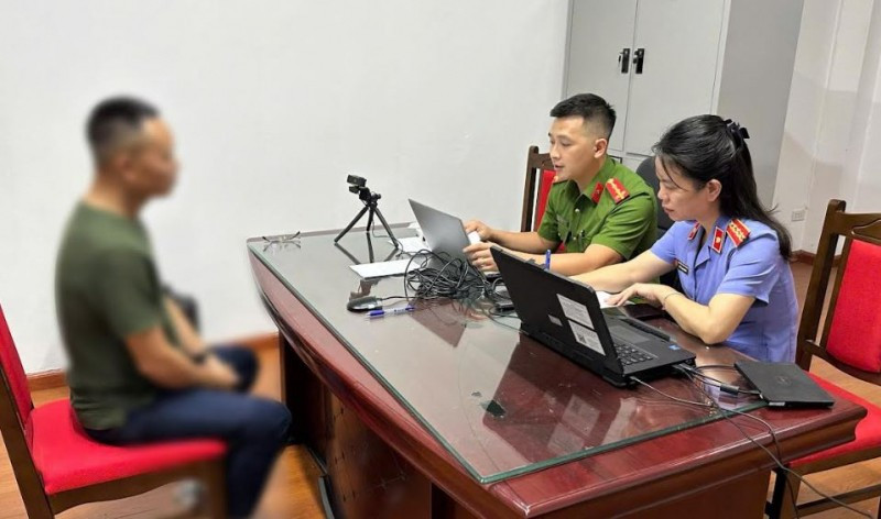 Cơ quan công an lấy lời khai các đối tượng lừa đảo trong vụ tiền ảo Heliwin. Nguồn: Lực lượng công an