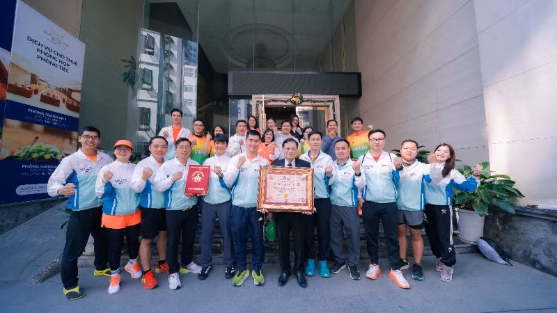 Cán bộ, giảng viên trường Cao đẳng FPT Polytechnic được Tổ chức Kỷ lục Việt Nam vinh danh “Trường cao đẳng có cán bộ giảng viên, sinh viên tham gia cự ly marathon 42km trong cùng một giải chạy nhiều nhất Việt Nam".