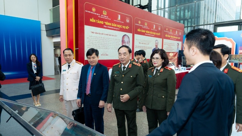 Thượng tướng Trần Quốc Tỏ và các đại biểu tham quan gian hàng MobiFone