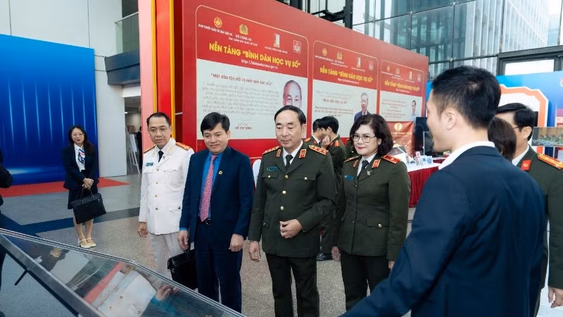 Thượng tướng Trần Quốc Tỏ và các đại biểu tham quan gian hàng MobiFone