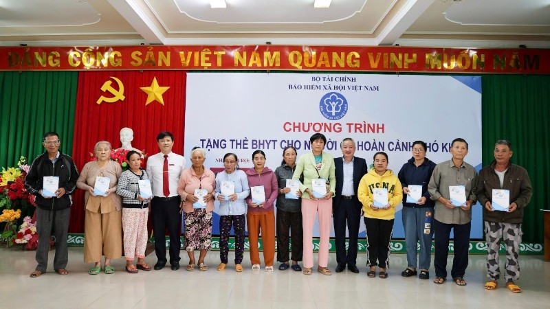 Agribank đồng hành cùng Bảo hiểm xã hội Việt Nam, trao tặng thẻ bảo hiểm y tế cho người có hoàn cảnh khó khăn tại tỉnh Đắk Lắk năm 2025.