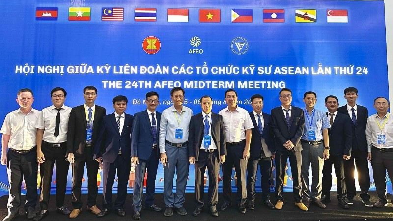 Ông Ngô Sơn Hải - Phó Tổng Giám đốc Tập đoàn Điện lực Việt Nam (thứ 7 từ trái sang) tham dự, chúc mừng các kỹ sư được vinh danh.